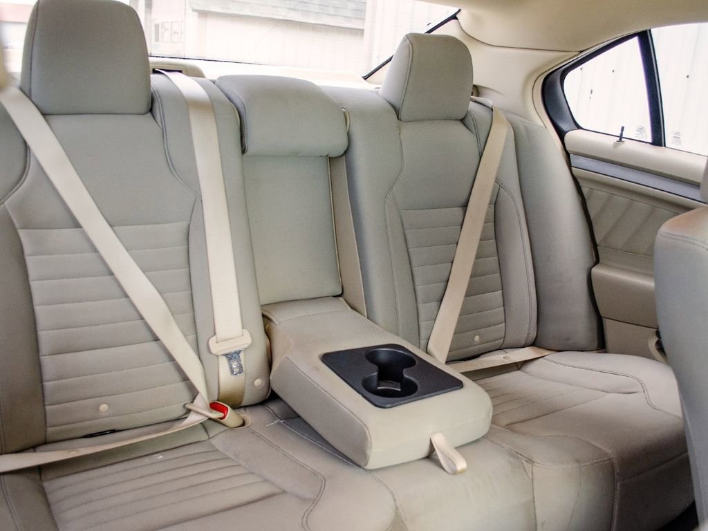 Used 2017 Ford Taurus SE FWD image 30