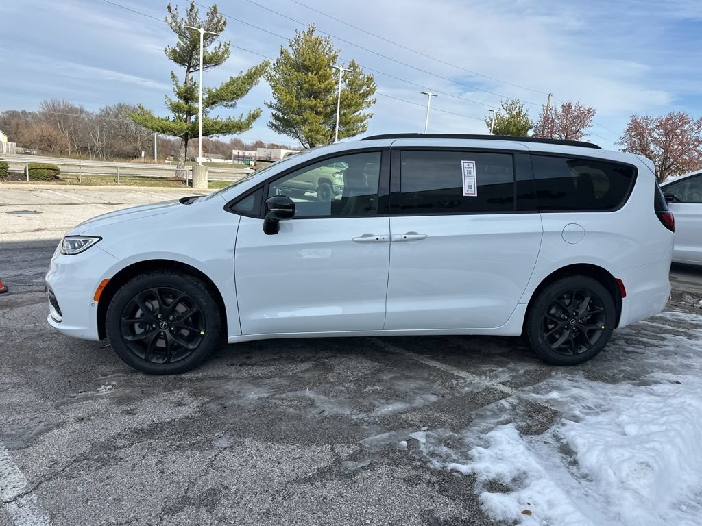 New 2026 Chrysler Pacifica Select AWD/4WD image 17