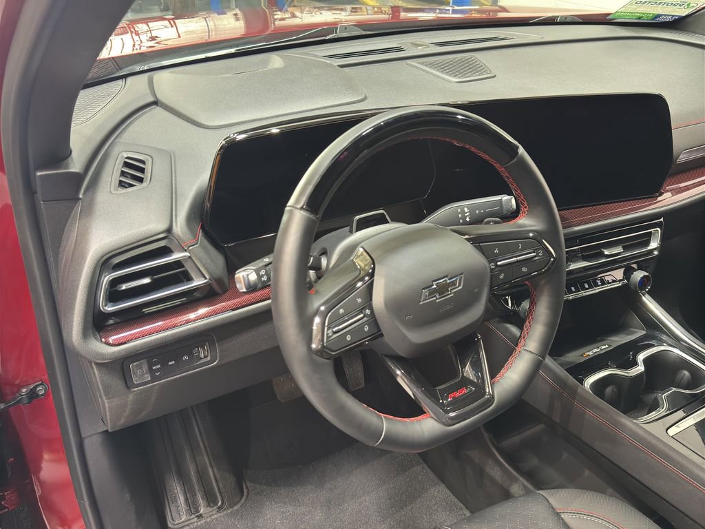 Used 2025 Chevrolet Traverse RS image 18