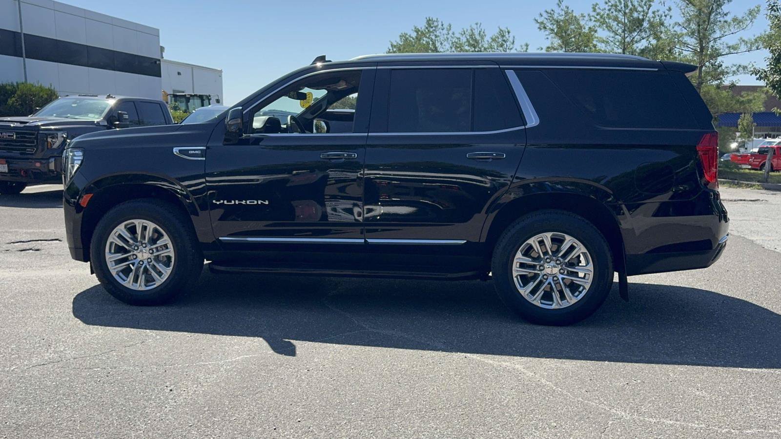 Used 2024 GMC Yukon SLT w/ SLT Luxury Package AWD/4WD image 4