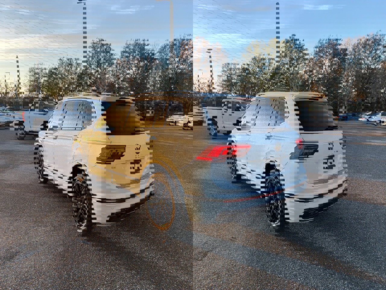 Used 2022 Volkswagen Tiguan SE R-Line image 3