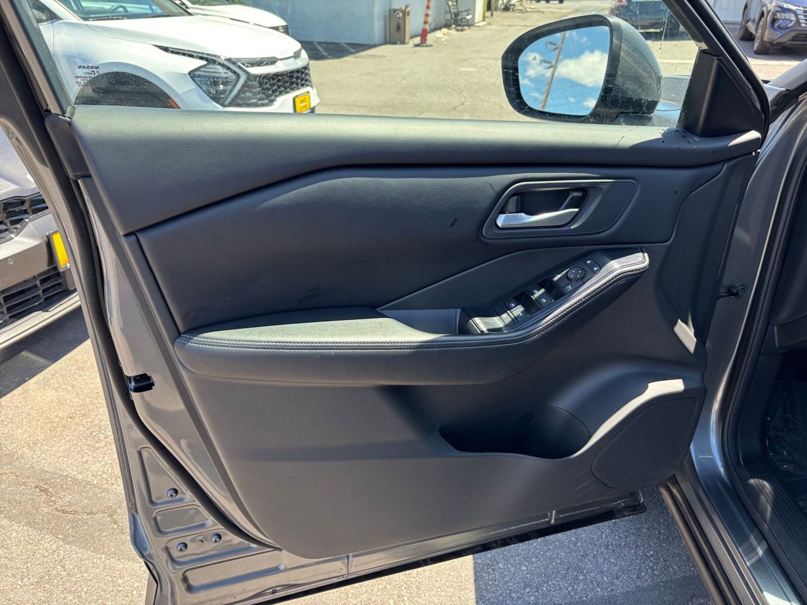 Used 2025 Nissan Rogue SV FWD image 18