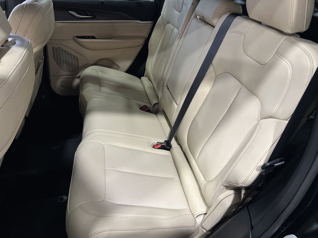 New 2025 Jeep Grand Cherokee Limited w/ Luxury Tech Group II image 24