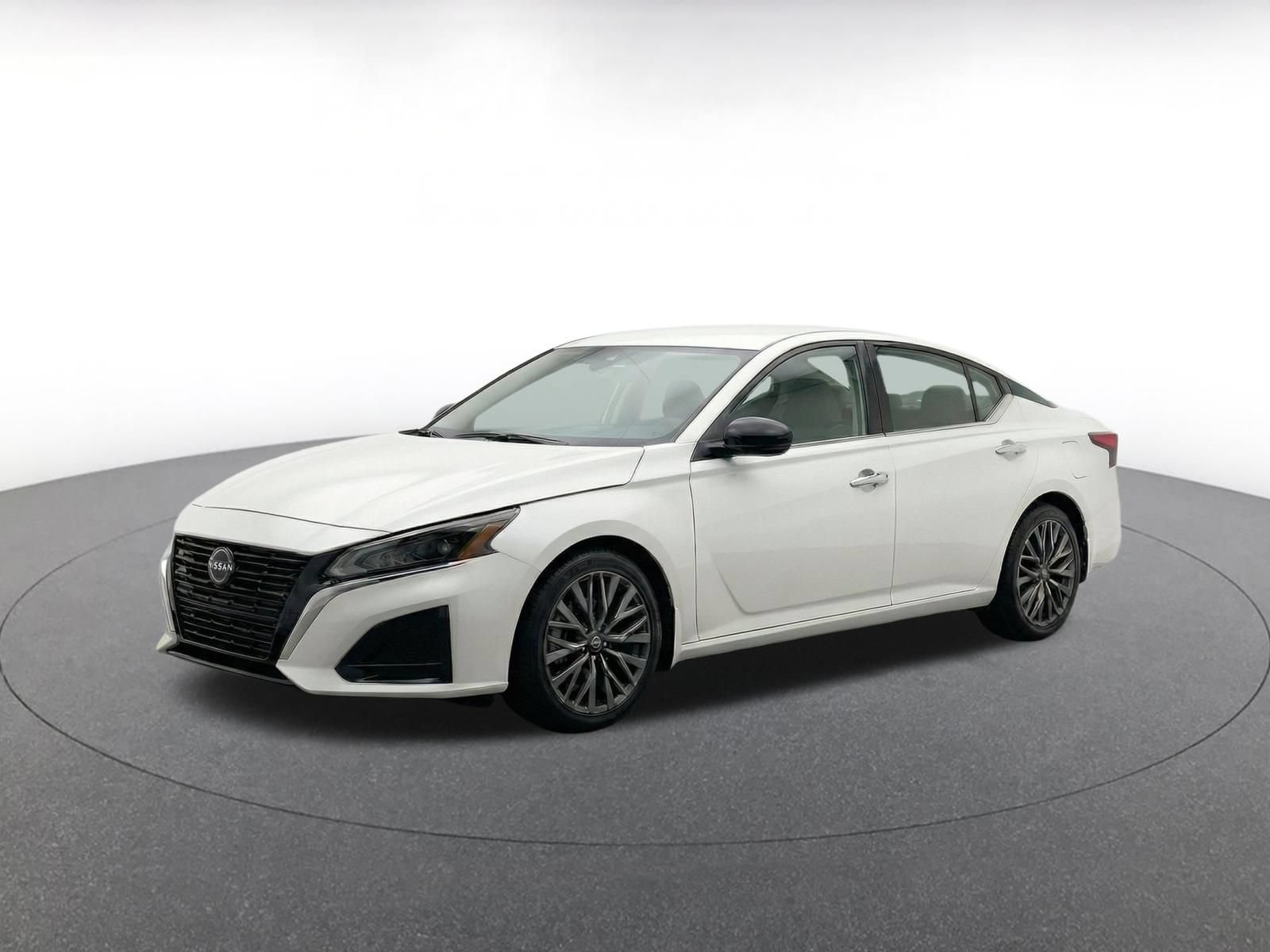 Used 2025 Nissan Altima 2.5 SV FWD image 3