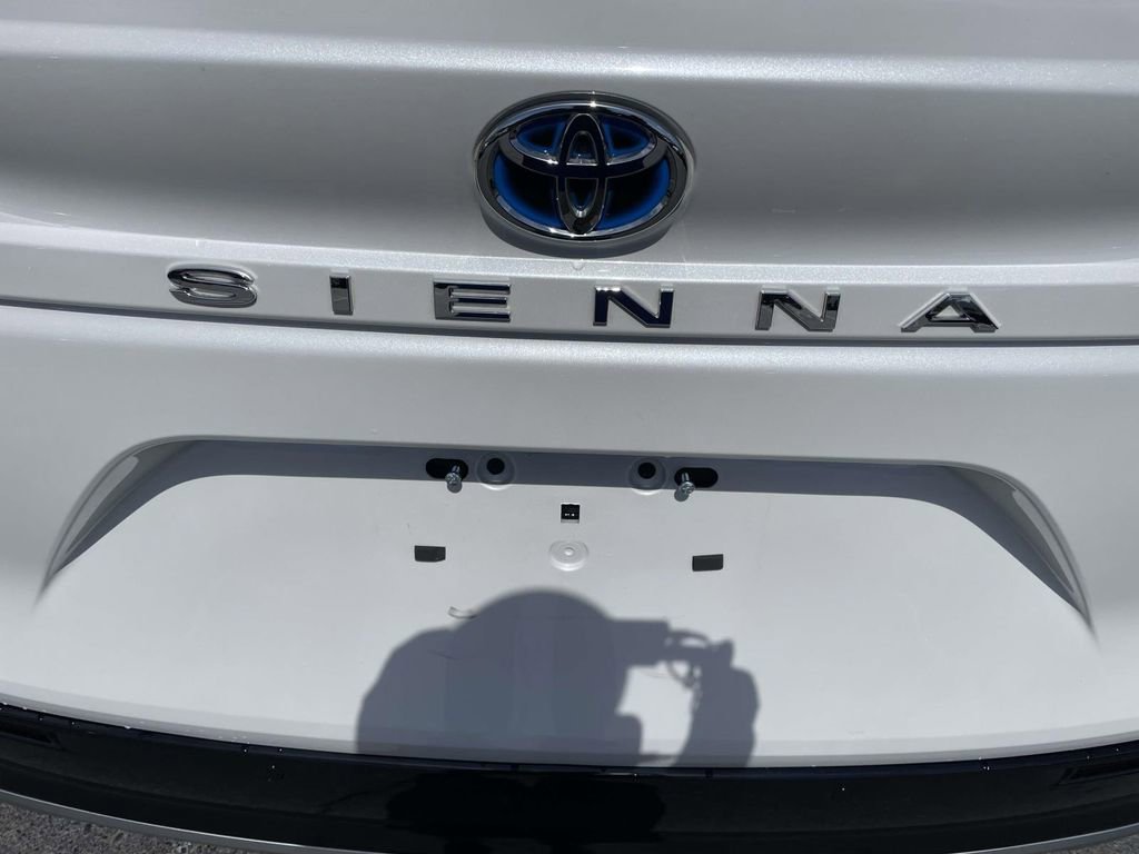 Used 2023 Toyota Sienna Limited image 28