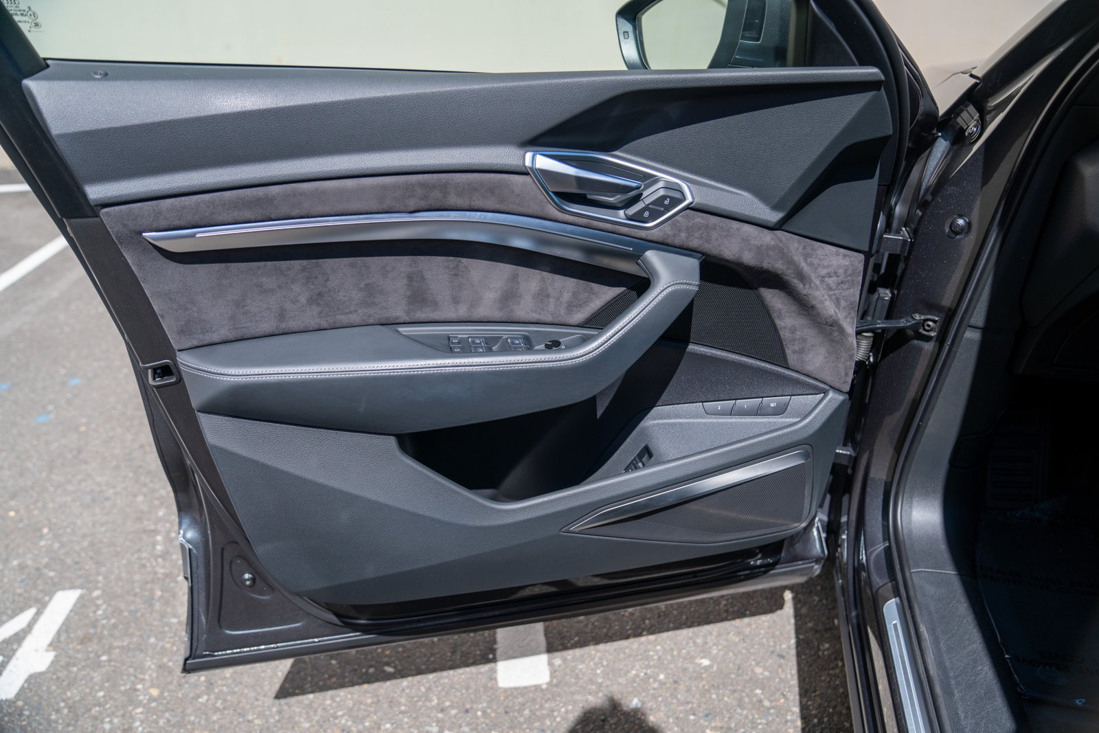 Used 2019 Audi e-tron Prestige w/ Prestige Package AWD/4WD image 10