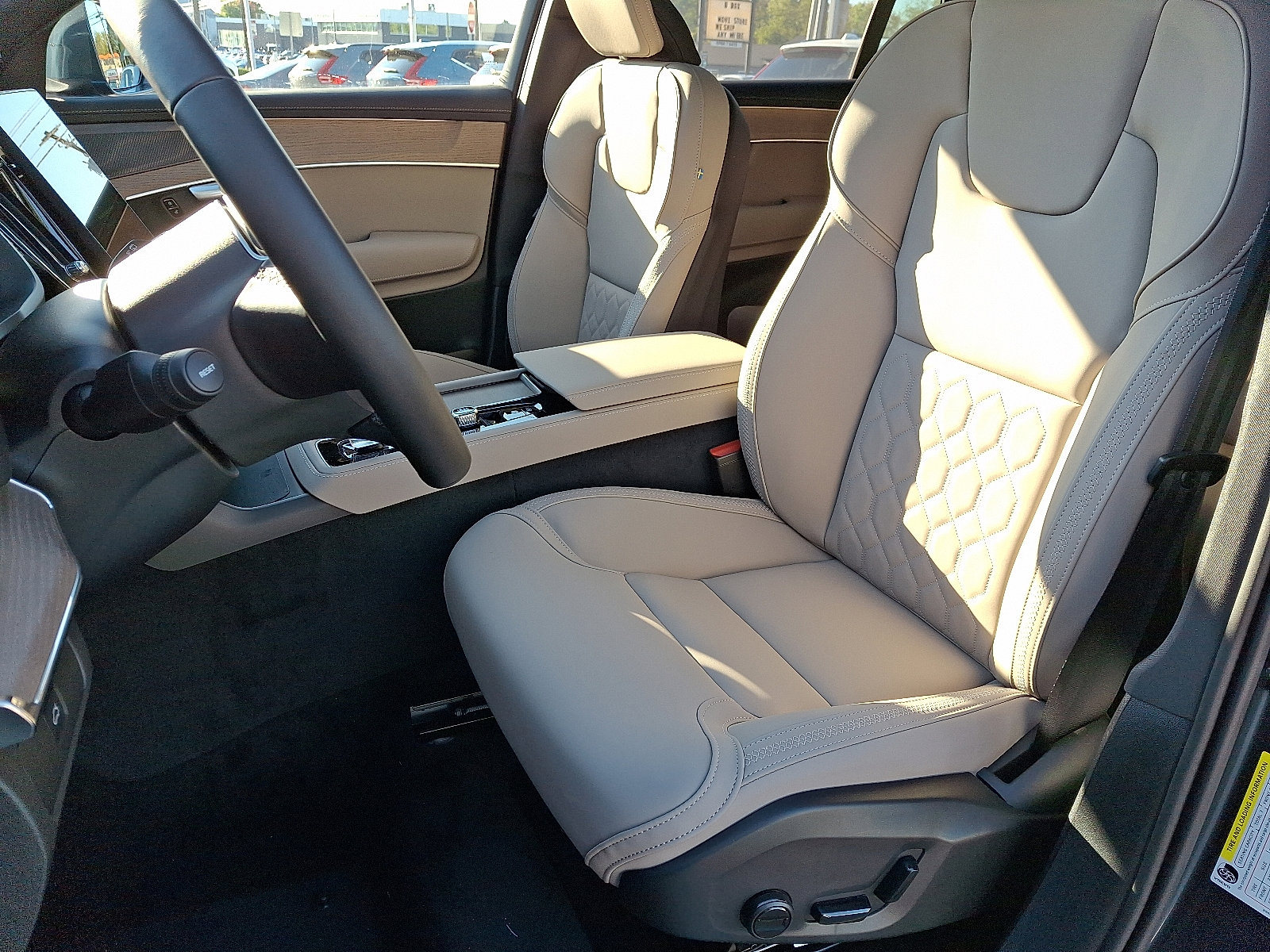 New 2026 Volvo XC90 B6 Plus w/ Protection Package Premier image 8