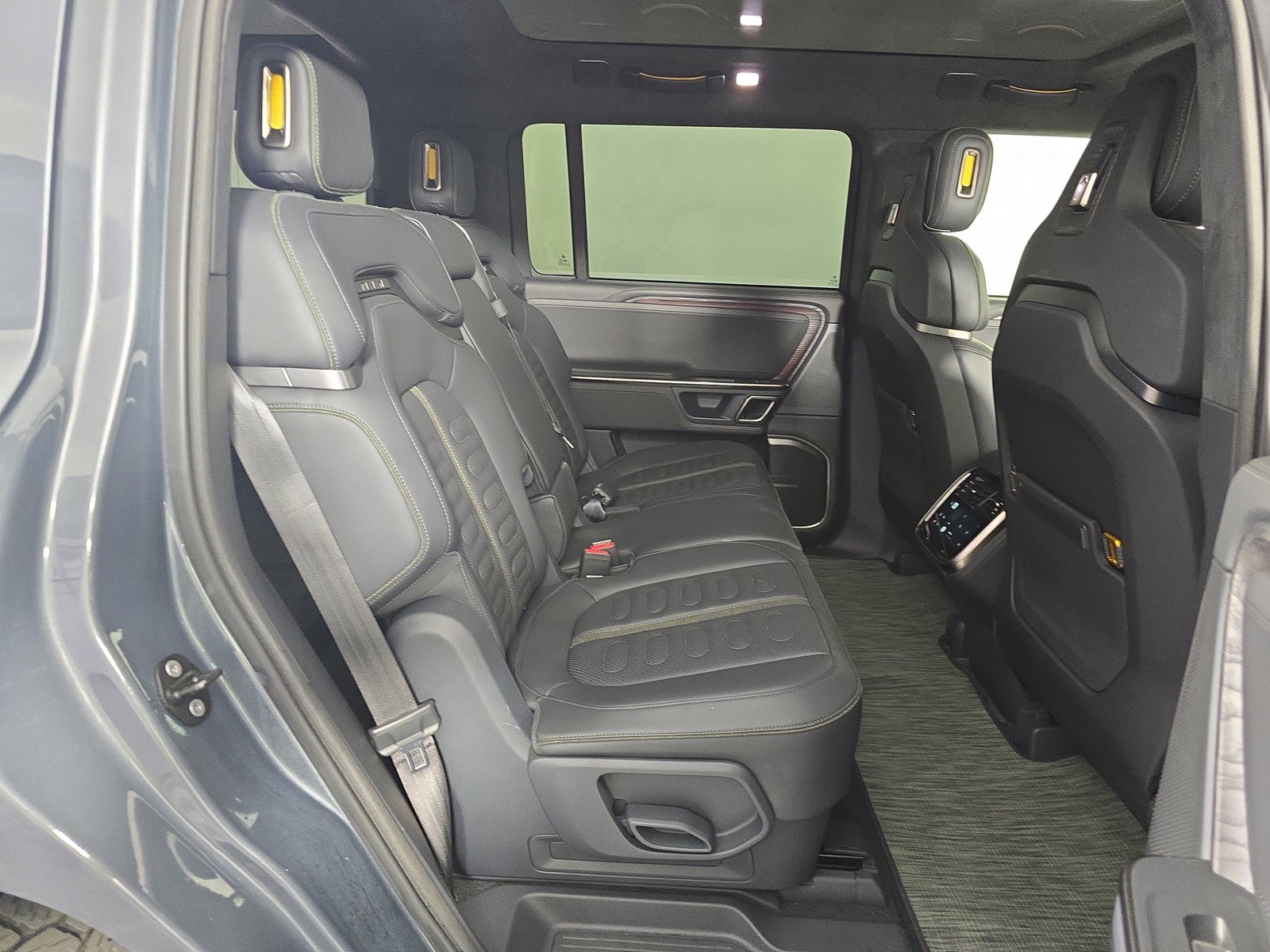 Used 2022 Rivian R1S Launch Edition image 23