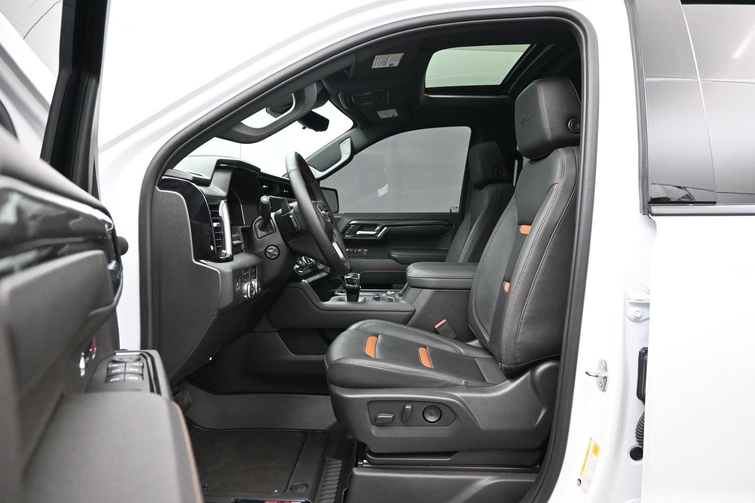 Used 2023 GMC Sierra 1500 AT4 w/ Technology Package AWD/4WD image 9