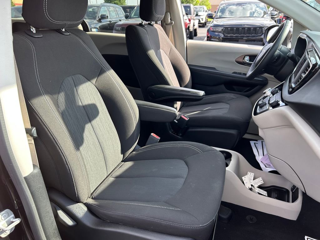 Used 2023 Chrysler Voyager LX FWD image 26