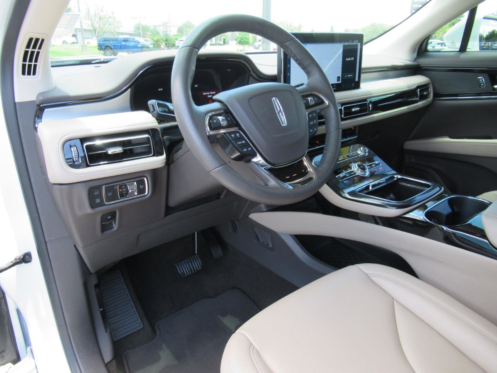 Used 2022 Lincoln Nautilus FWD w/ Premium Package image 17