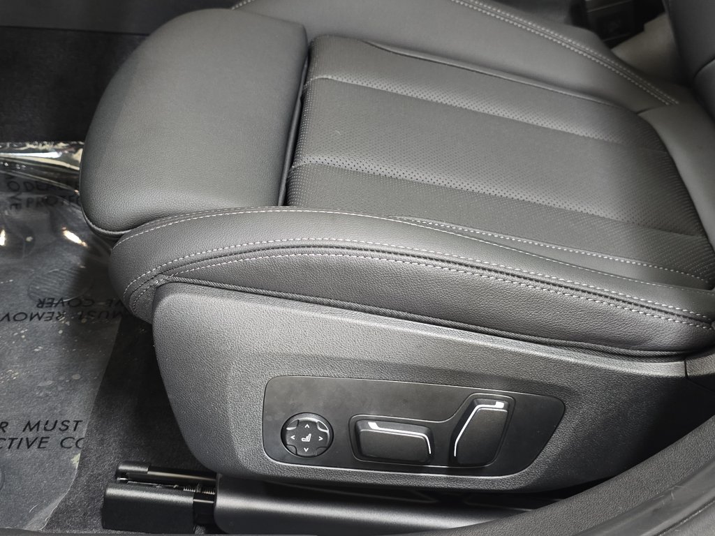 Used 2026 BMW 330i Sedan w/ M Sport Package RWD image 28