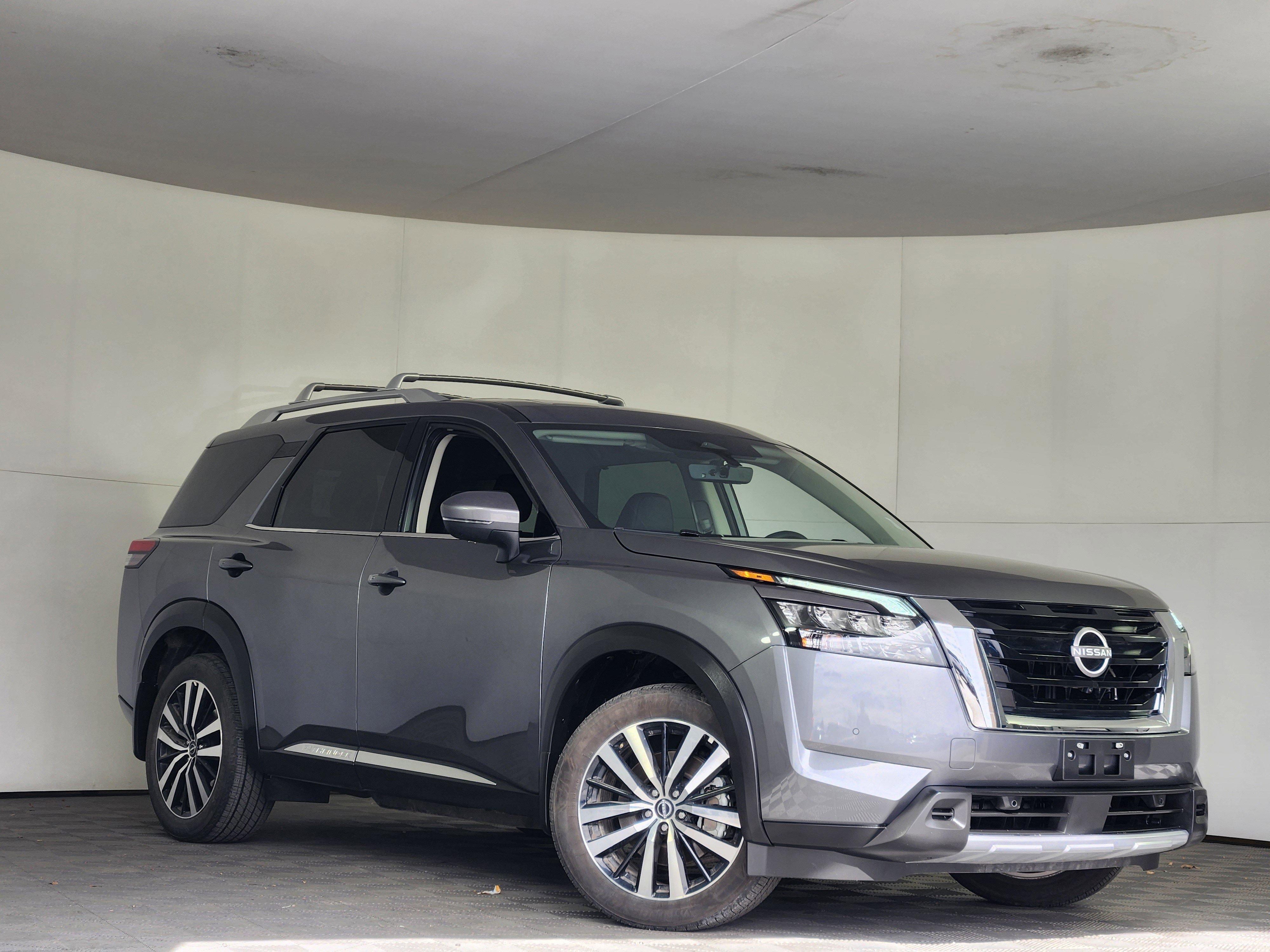 Used 2025 Nissan Pathfinder Platinum image 1