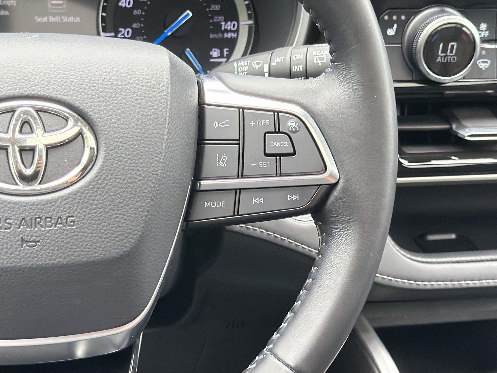 Used 2021 Toyota Highlander XLE AWD/4WD image 10