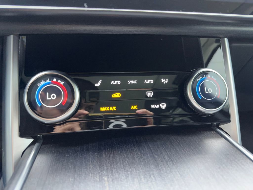 Used 2023 Land Rover Range Rover Long Wheelbase SE image 32