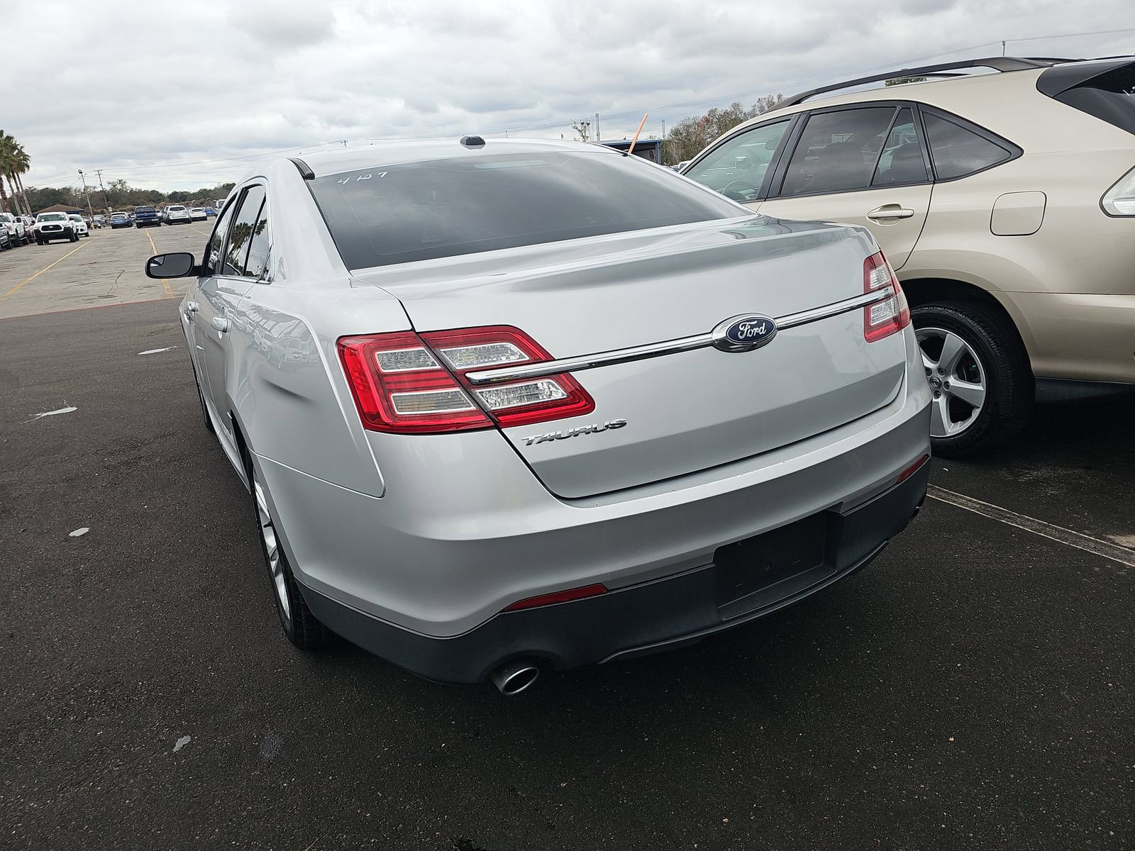 Used 2018 Ford Taurus SE image 10