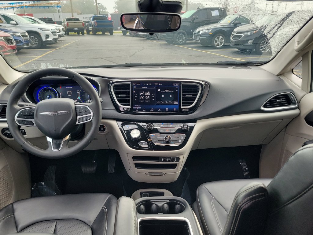 Used 2024 Chrysler Pacifica Touring-L FWD image 14