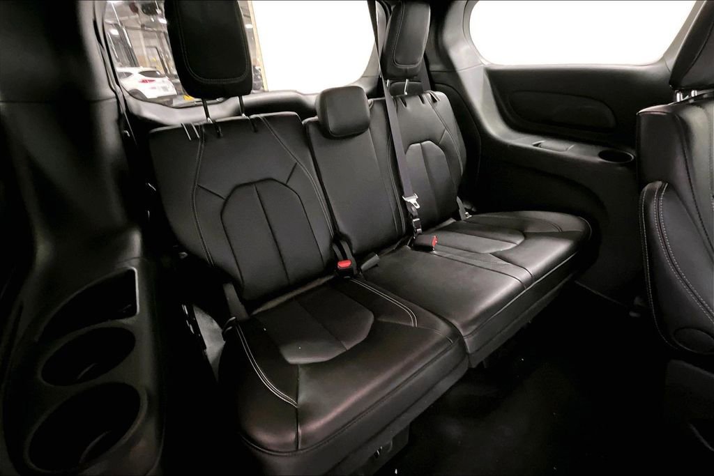 Used 2026 Chrysler Pacifica Select FWD image 36