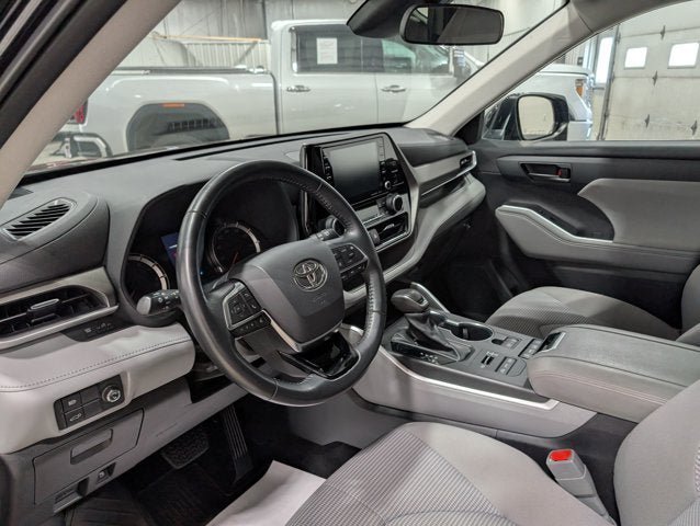 Used 2021 Toyota Highlander LE AWD/4WD image 13