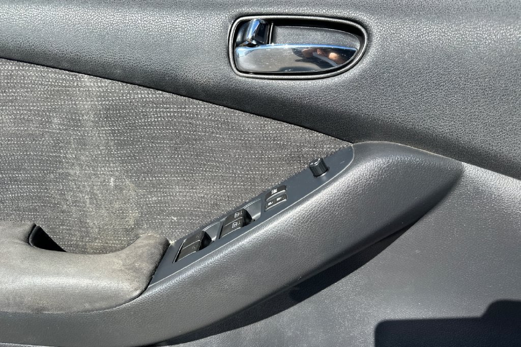 Used 2011 Nissan Altima 3.5 SR FWD image 16