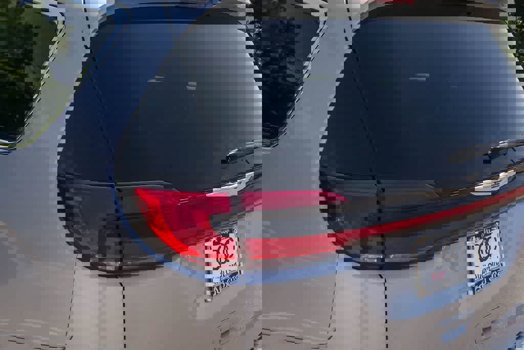 Used 2023 Chrysler Pacifica Touring-L image 16