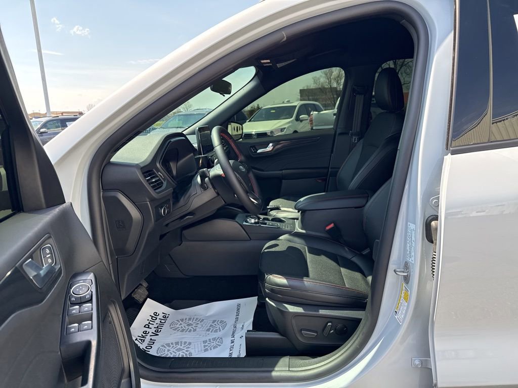 Used 2025 Ford Escape ST-Line w/ Cold Weather Package image 31