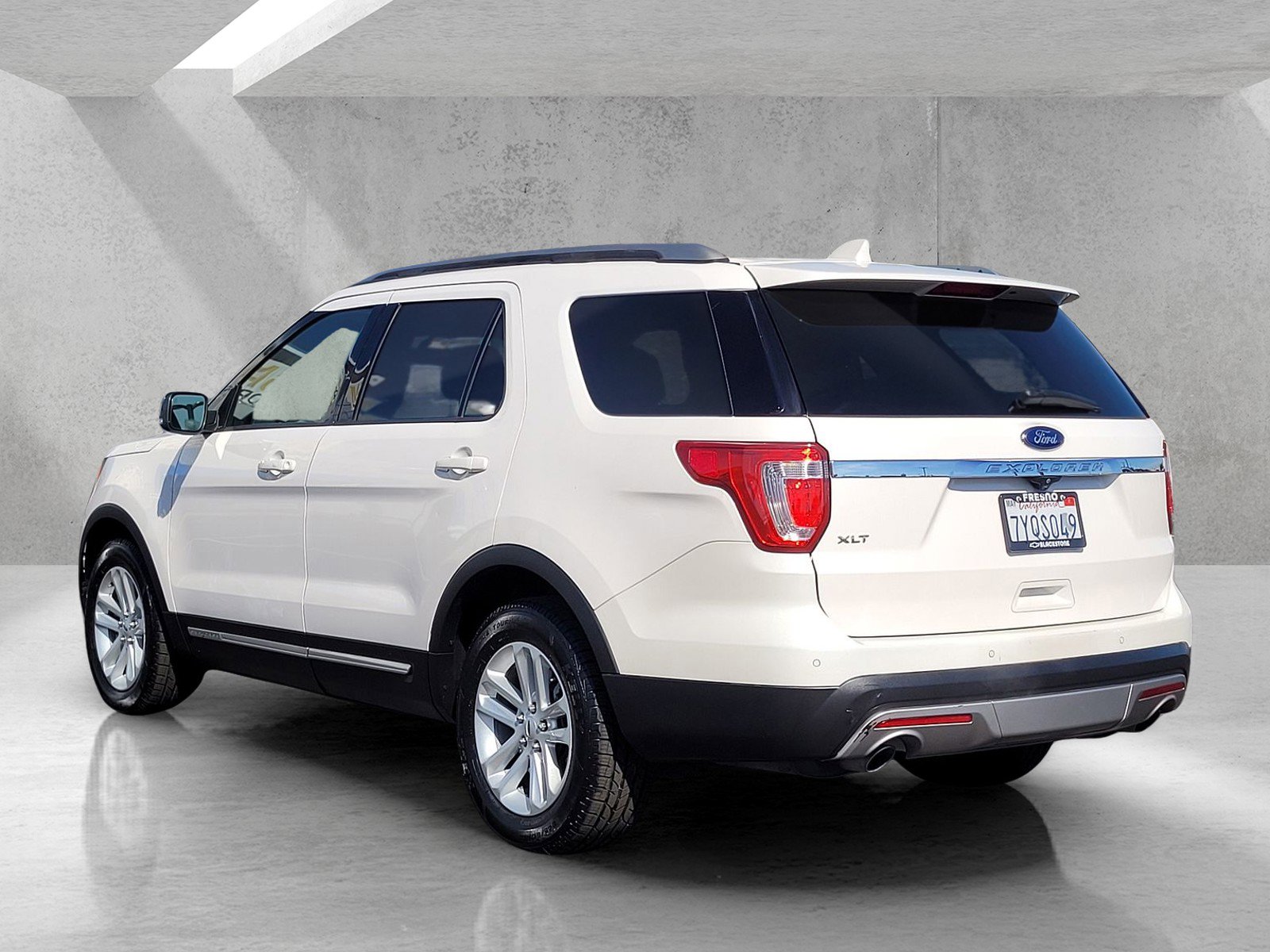 Used 2017 Ford Explorer XLT w/ Equipment Group 202A image 6