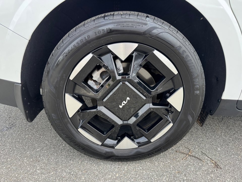 Used 2025 Kia Carnival EX FWD image 27