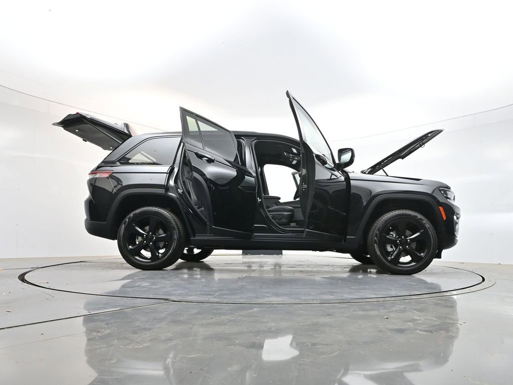 Used 2025 Jeep Grand Cherokee Limited w/ Black Appearance Package image 45