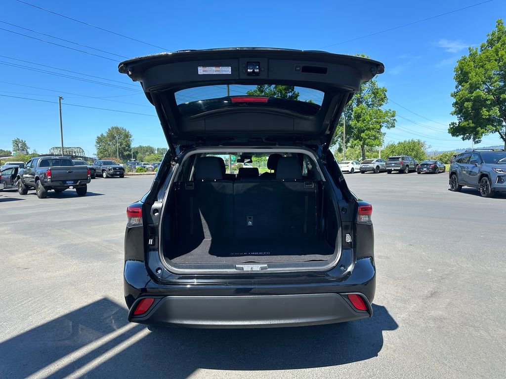 Used 2023 Toyota Highlander LE AWD/4WD image 11