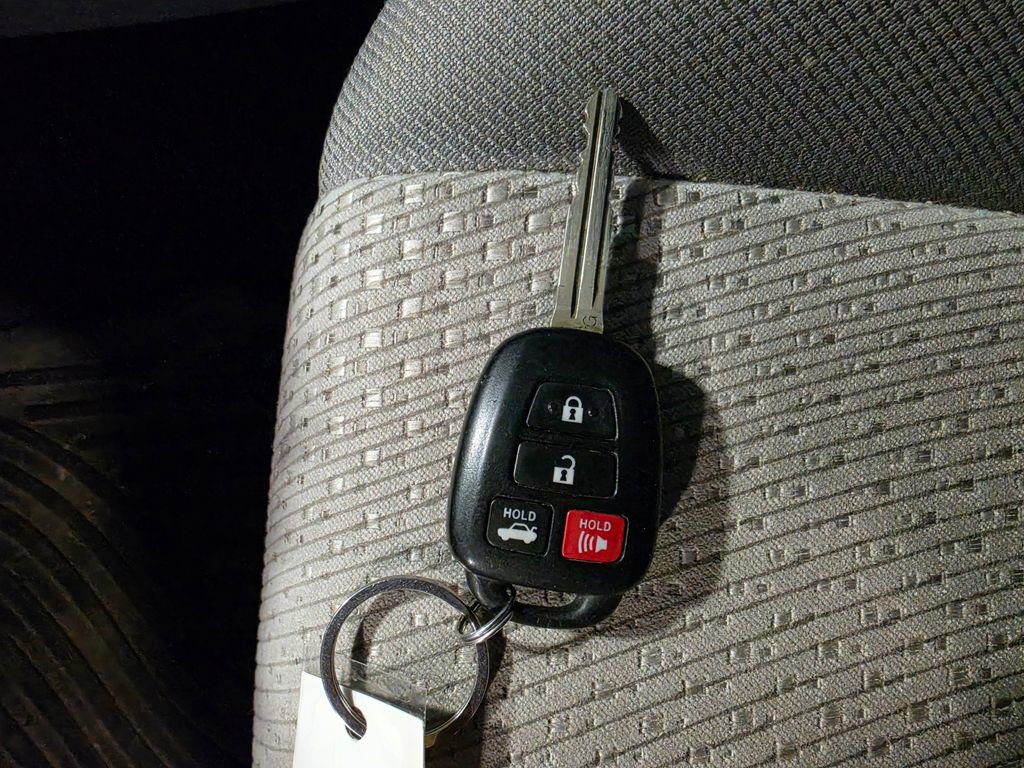 Used 2013 Toyota Camry LE FWD image 10