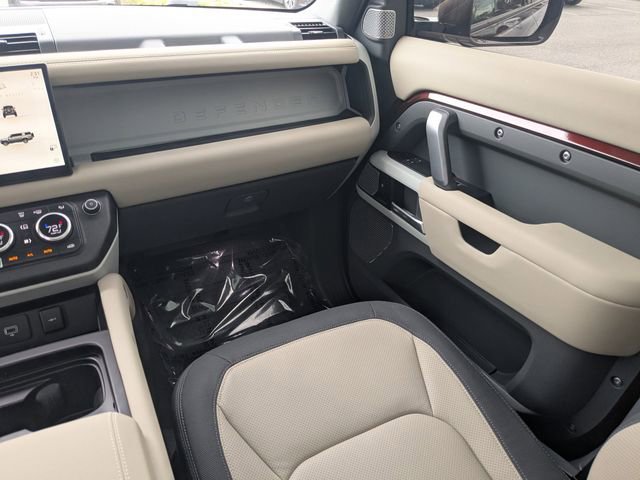 Used 2024 Land Rover Defender 130 X-Dynamic SE image 15