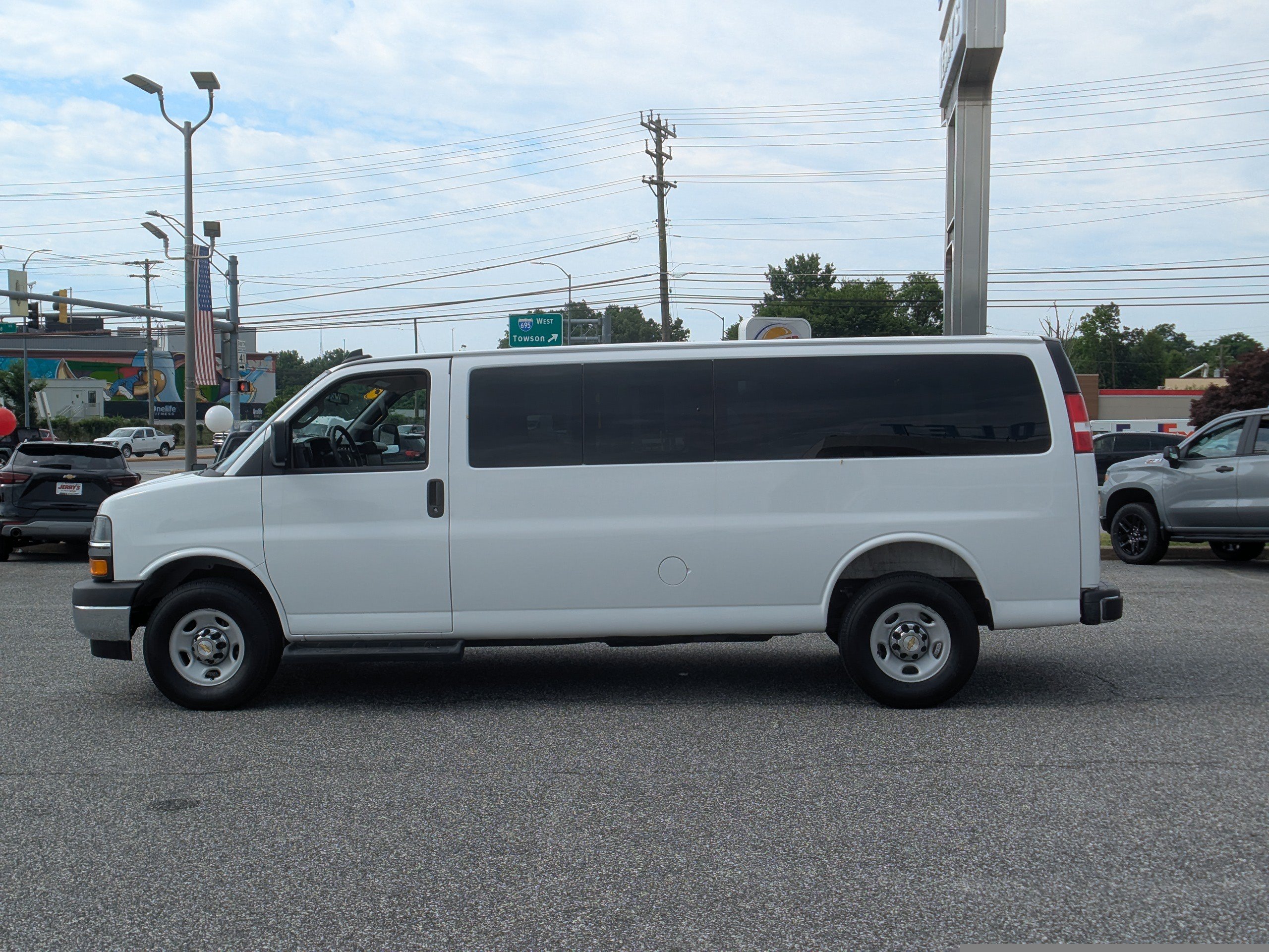 Used 2025 Chevrolet Express 3500 LT w/ LT Preferred Equipment Group RWD image 5