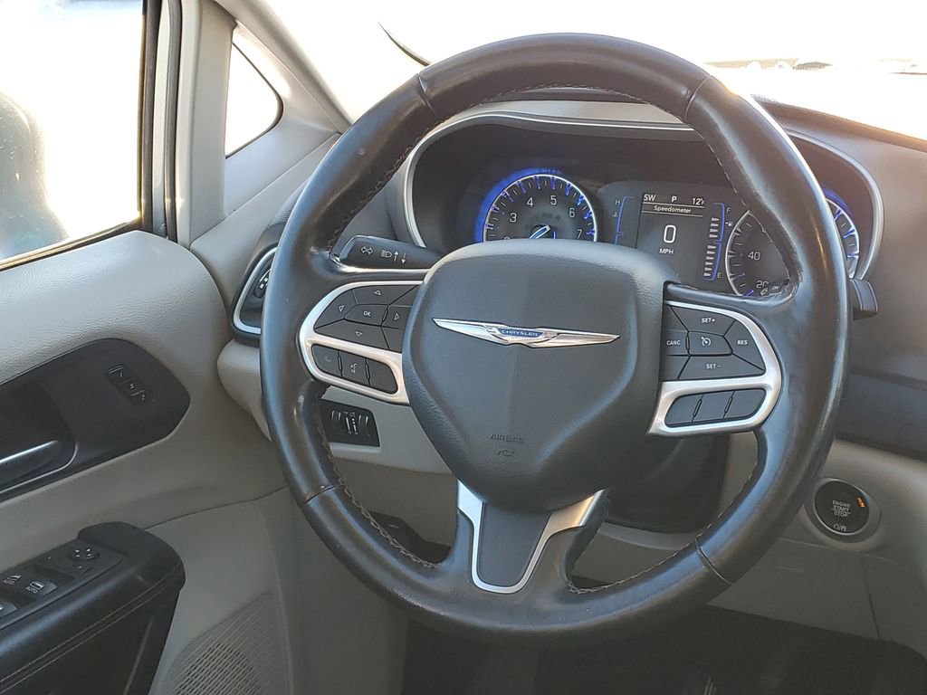 Used 2020 Chrysler Pacifica Touring-L image 30