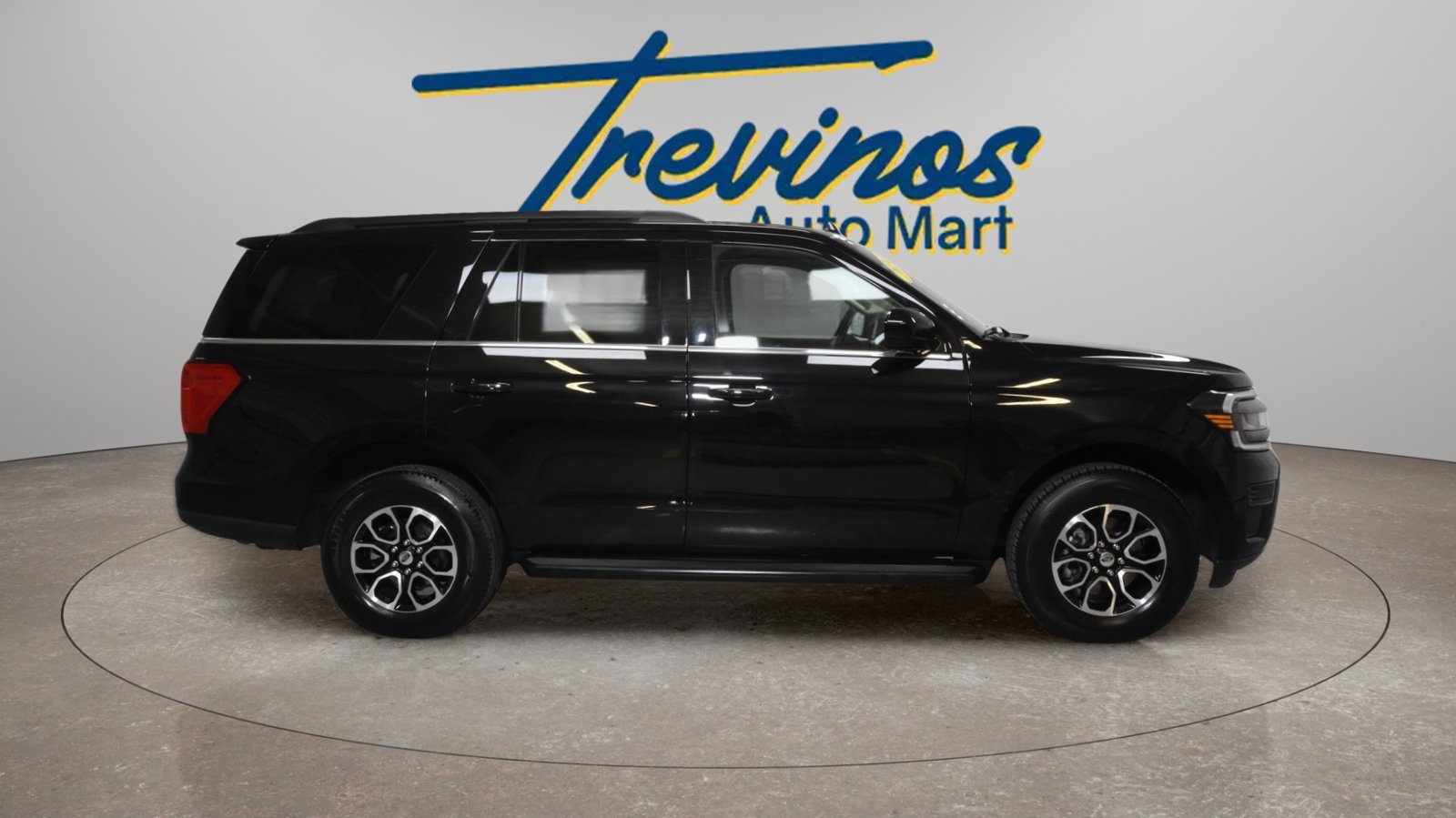 Used 2024 Ford Expedition XLT RWD image 5