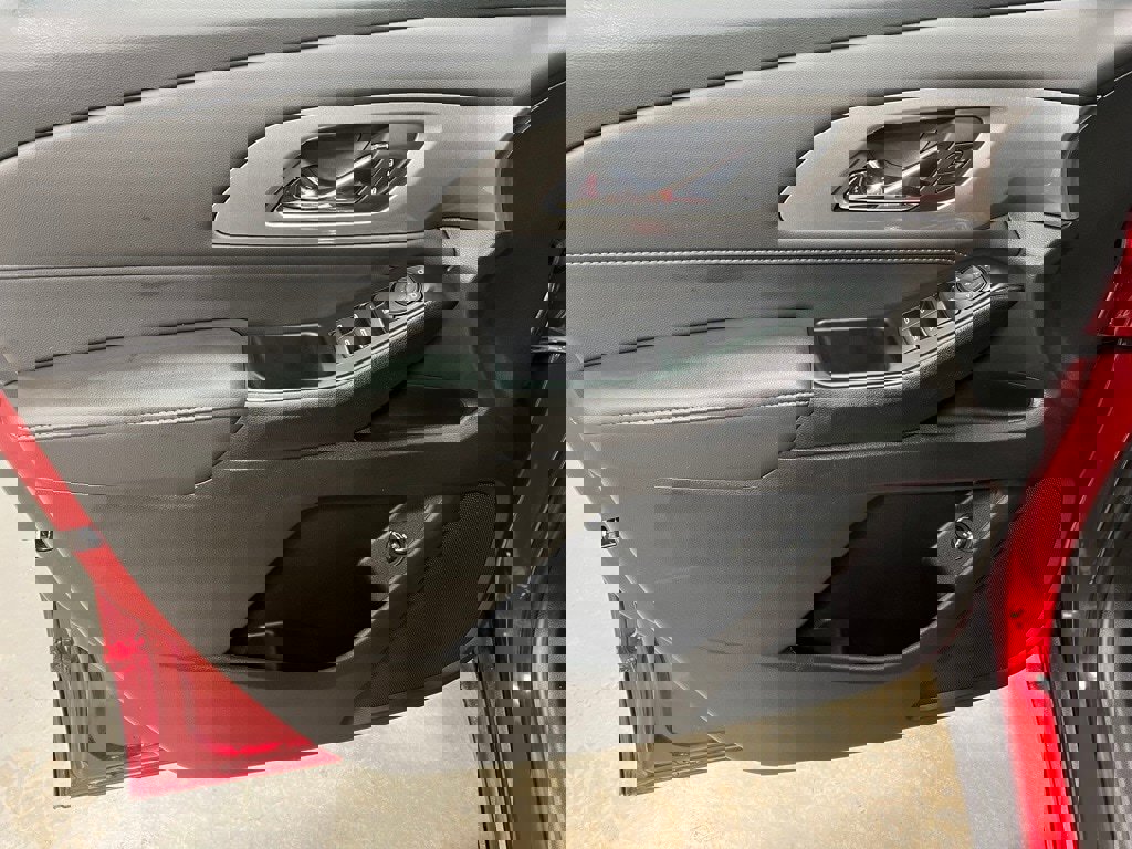 Used 2023 Chevrolet Traverse LT w/ Midnight/Sport Edition image 18