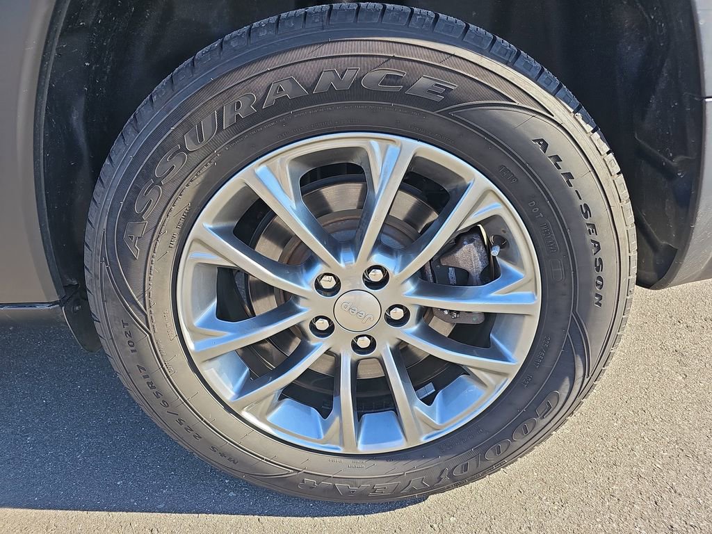 Used 2020 Jeep Cherokee Latitude Plus w/ Comfort/Convenience Group image 30