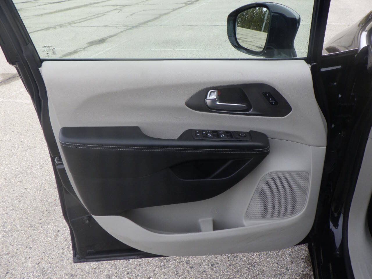 Used 2022 Chrysler Pacifica Touring-L FWD image 9