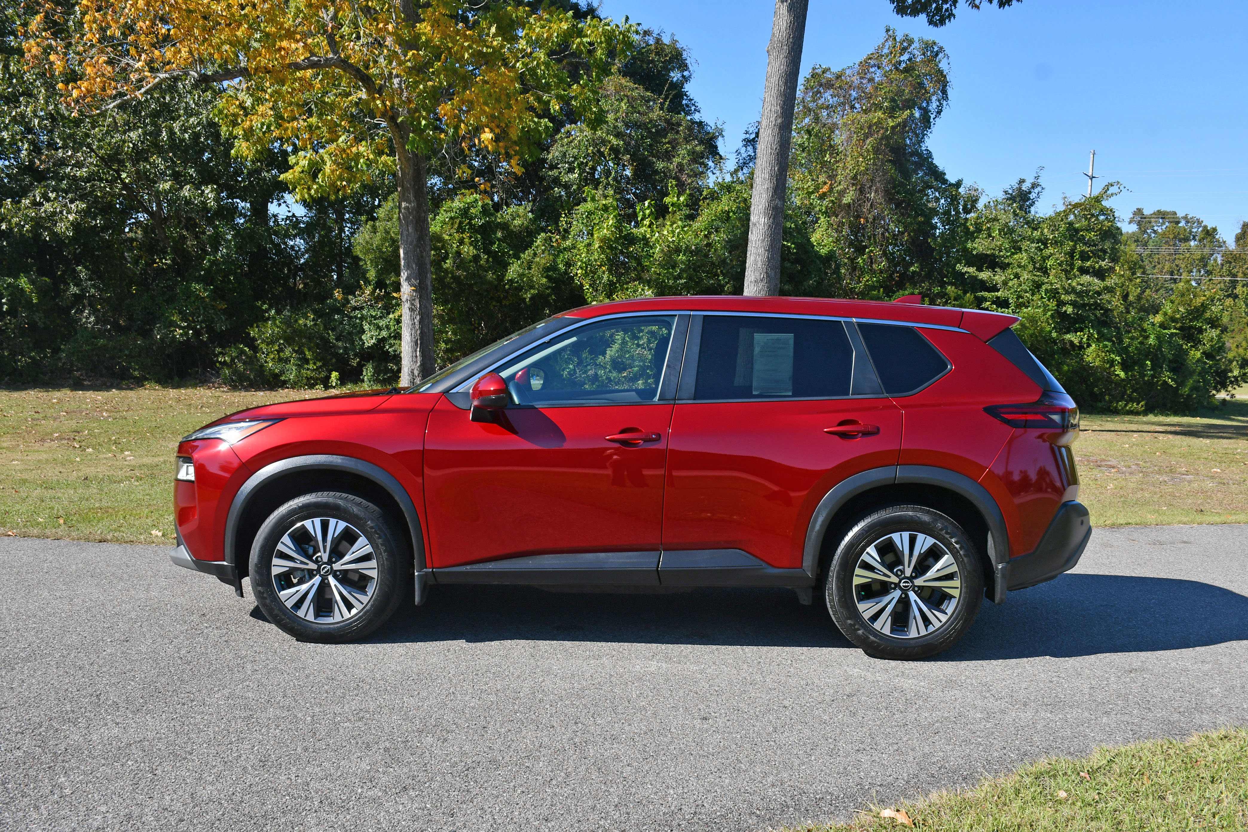 Used 2022 Nissan Rogue SV image 2
