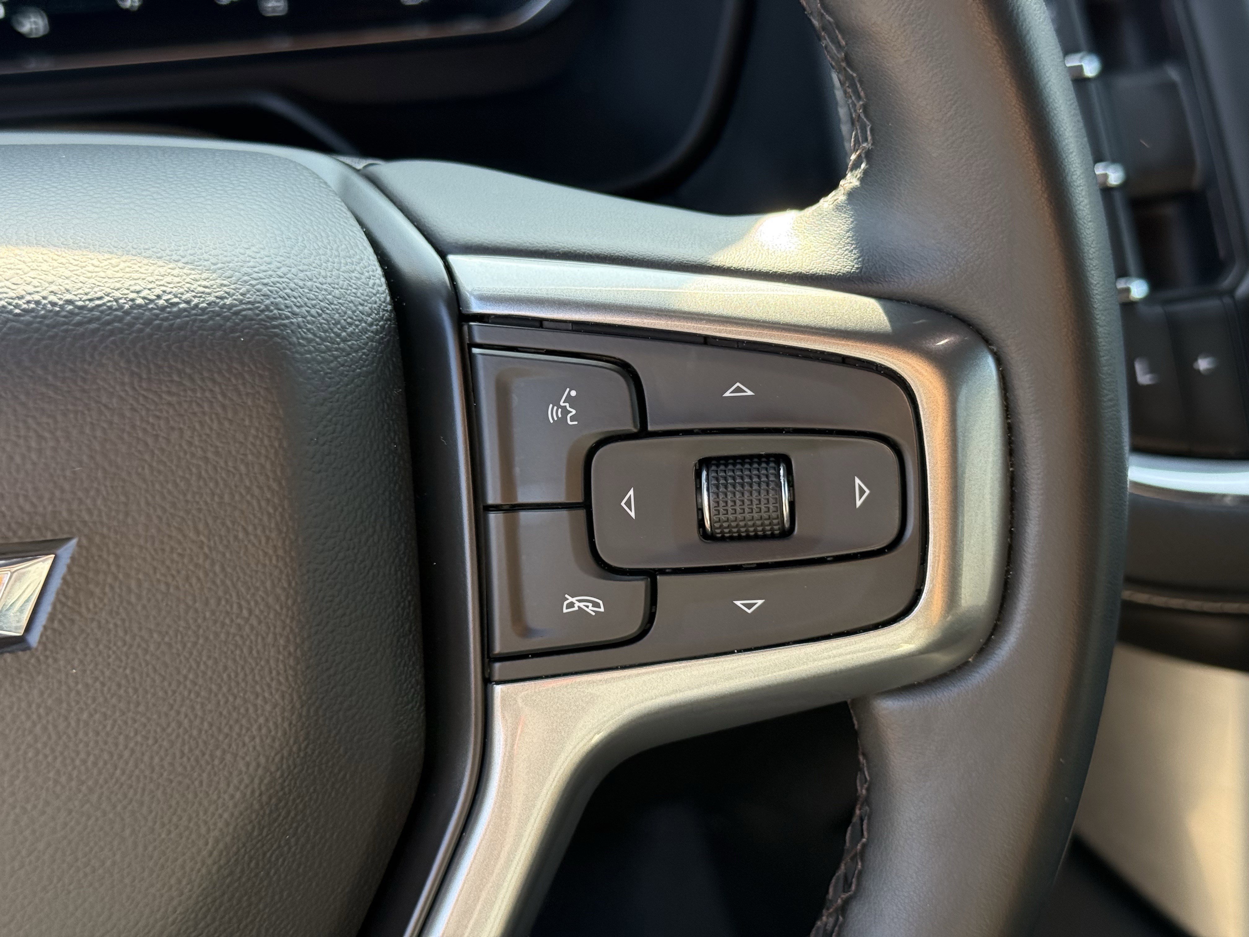 Used 2023 Chevrolet Suburban Premier image 17