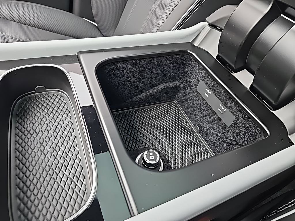 New 2025 Bentley Bentayga image 30