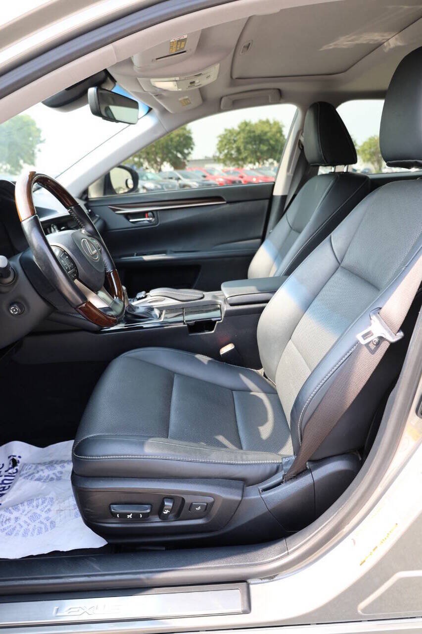 Used 2018 Lexus ES 300h w/ Navigation Package FWD image 13