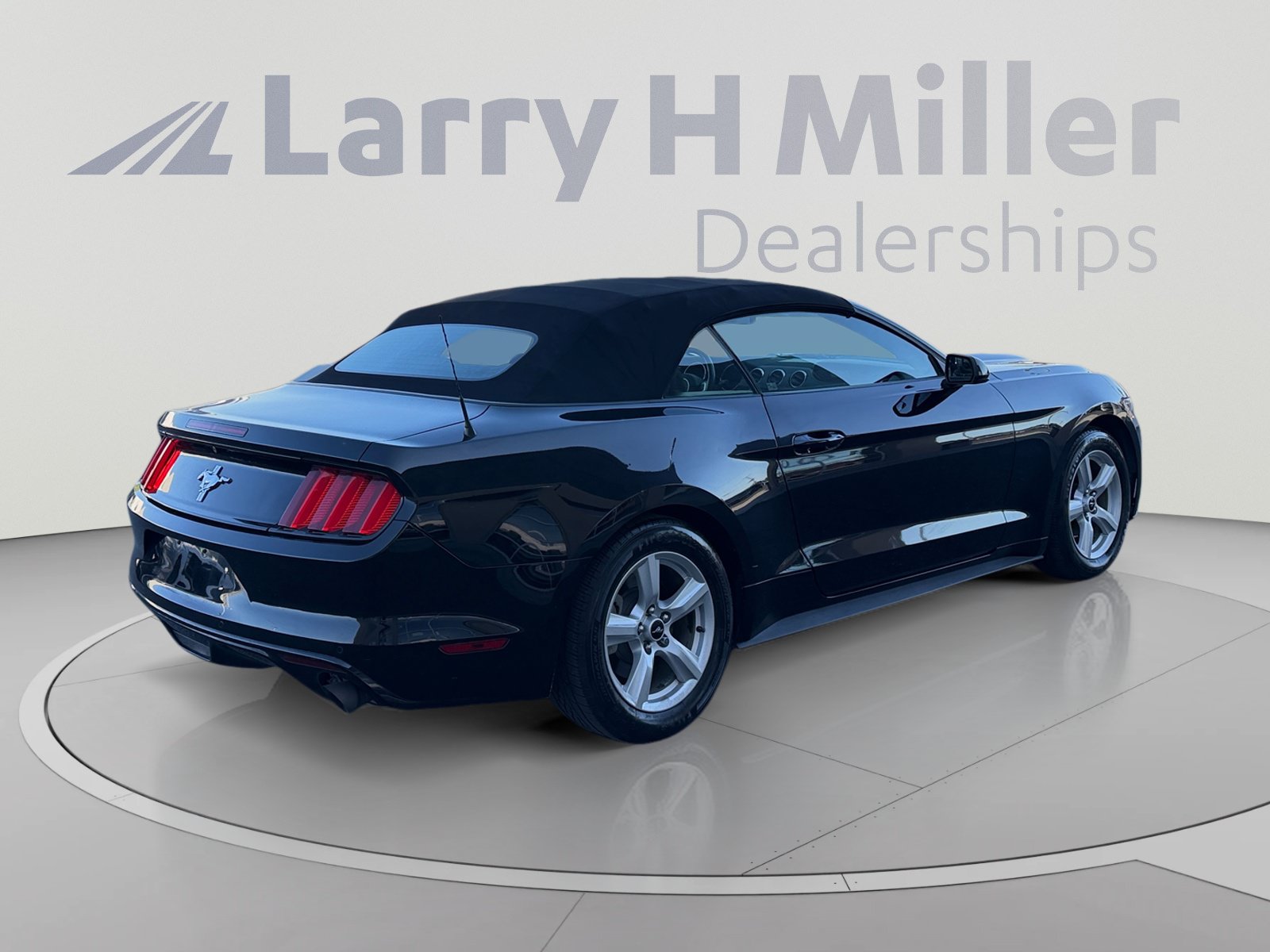 Used 2017 Ford Mustang Convertible RWD image 5
