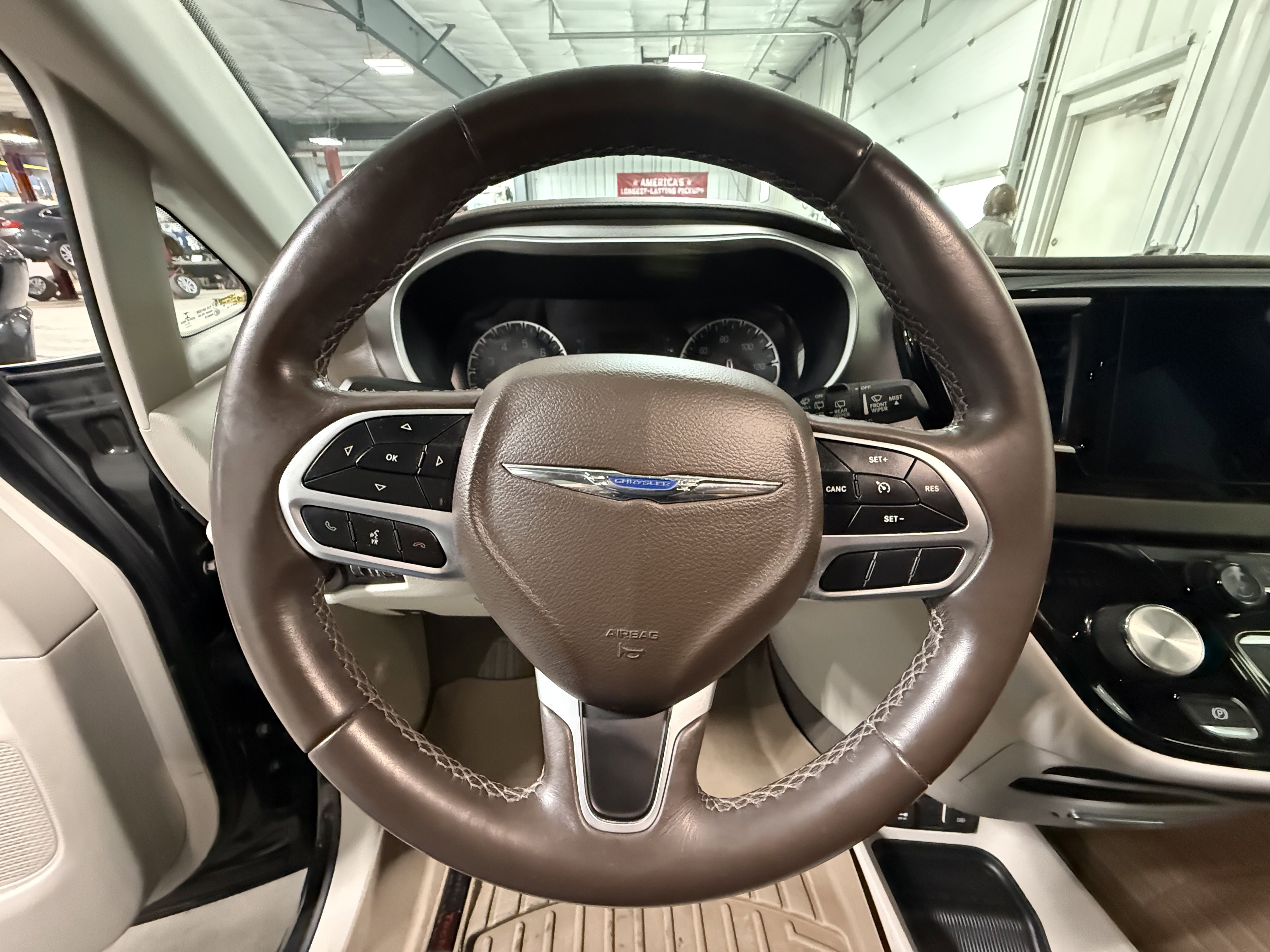 Used 2018 Chrysler Pacifica Touring-L FWD image 23