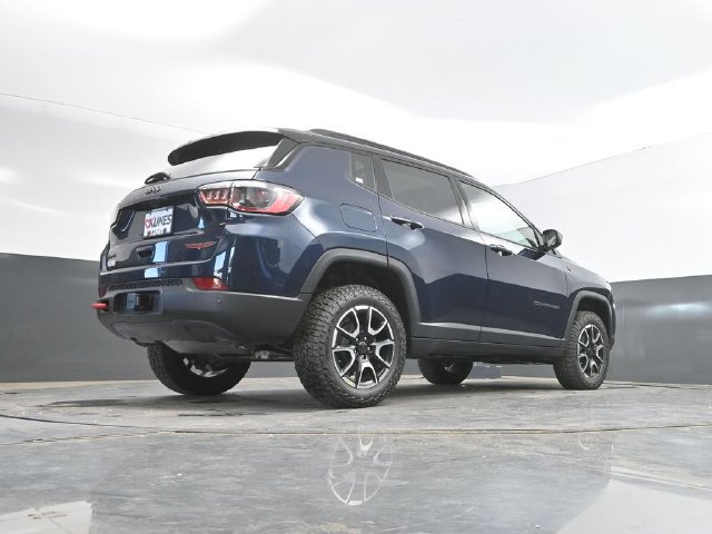 New 2026 Jeep Compass Trailhawk w/ Sun, Sound & Navigation Group AWD/4WD image 40