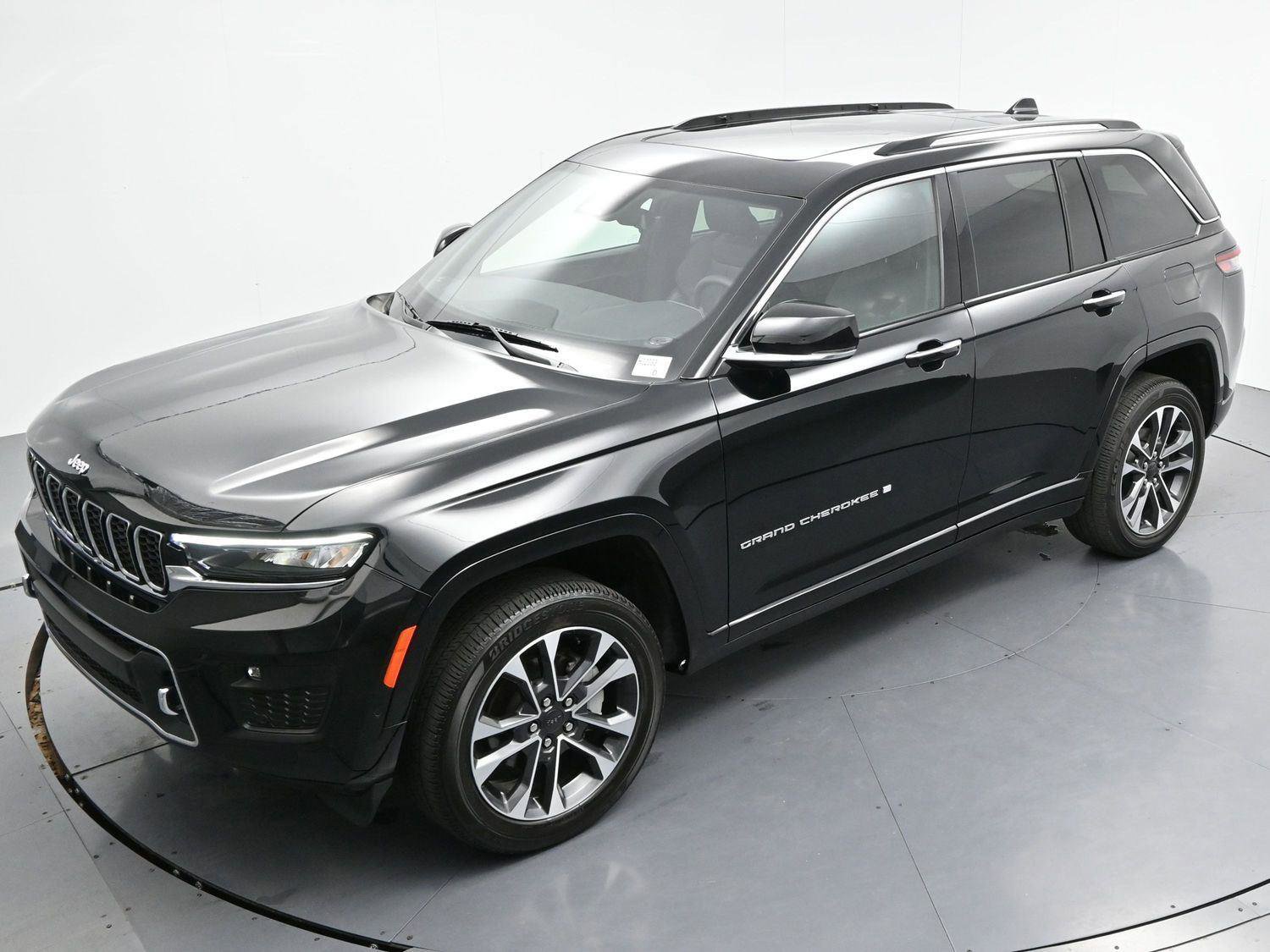Used 2023 Jeep Grand Cherokee Overland w/ Luxury Tech Group IV AWD/4WD image 35