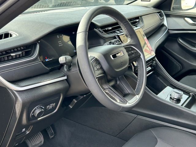 Used 2025 Jeep Grand Cherokee Laredo X w/ Luxury Tech Group I image 20