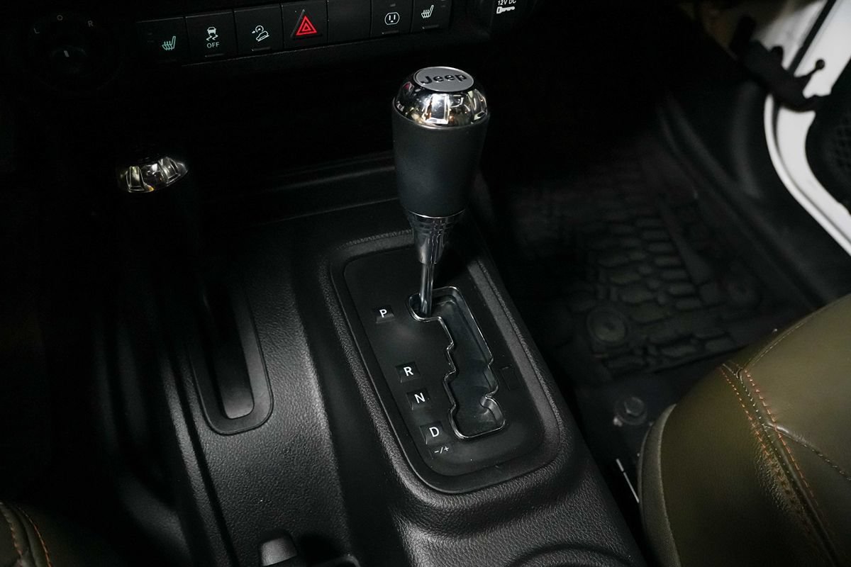 Used 2017 Jeep Wrangler Unlimited Sahara w/ Connectivity Group AWD/4WD image 16