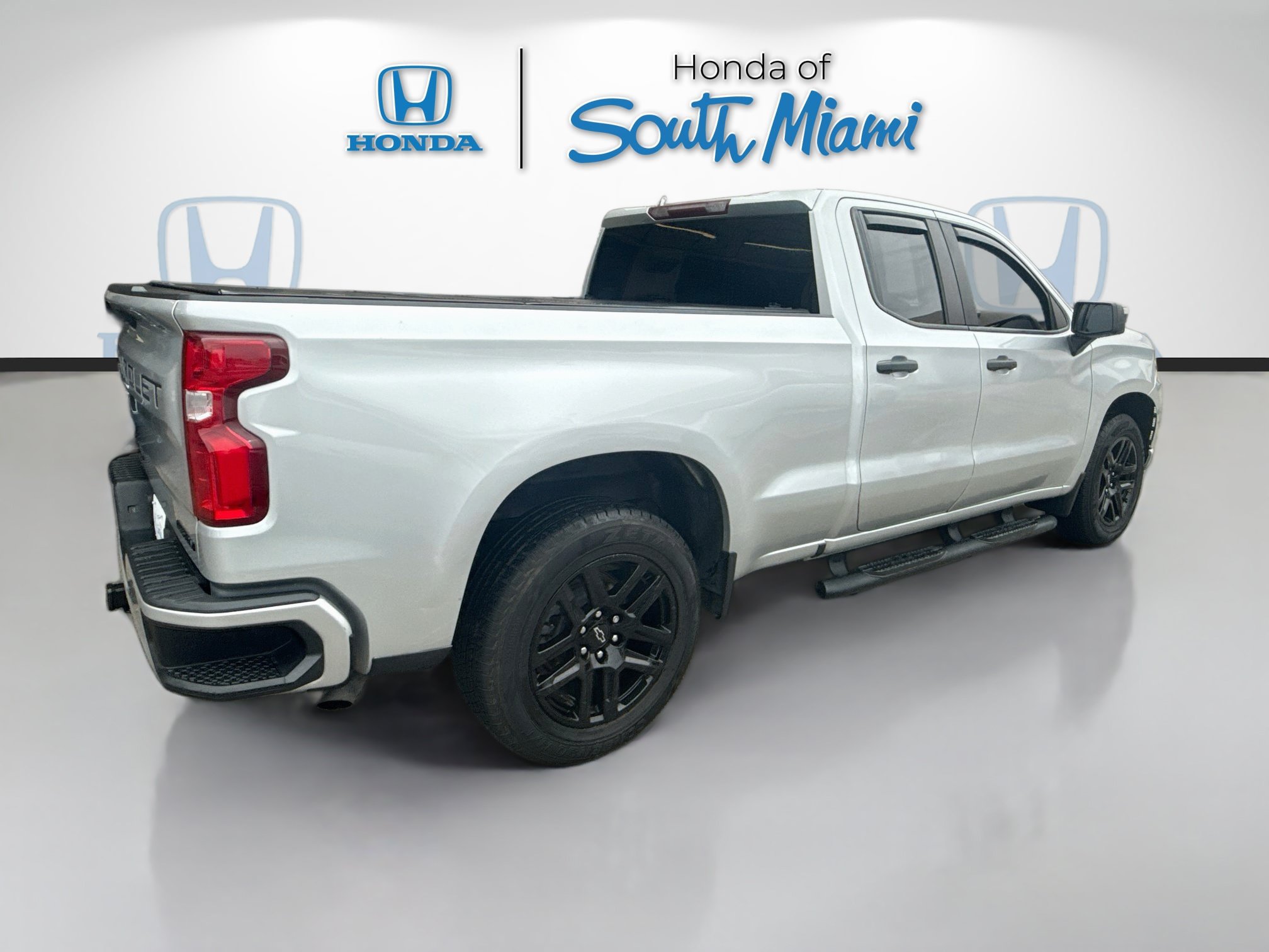 Used 2021 Chevrolet Silverado 1500 Custom w/ LPO, Blackout Package RWD image 7