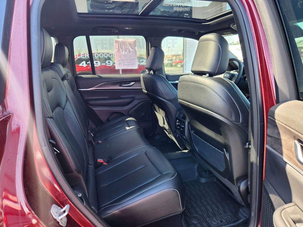 Used 2024 Jeep Grand Cherokee Limited image 11